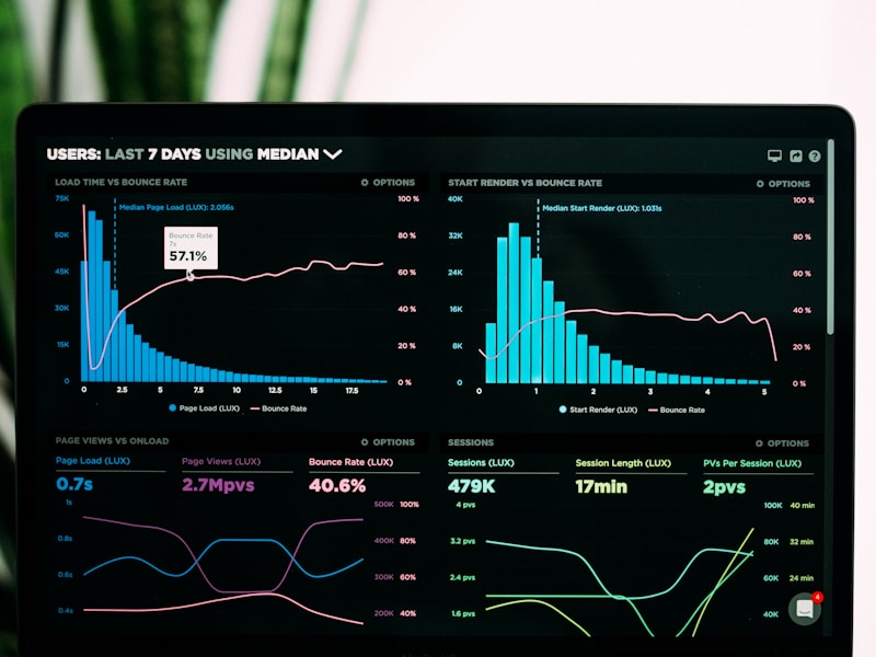 Consultor SeniorFlow analisando dashboard de qualidade de dados, métricas de governança e data profiling - senior flow de dados