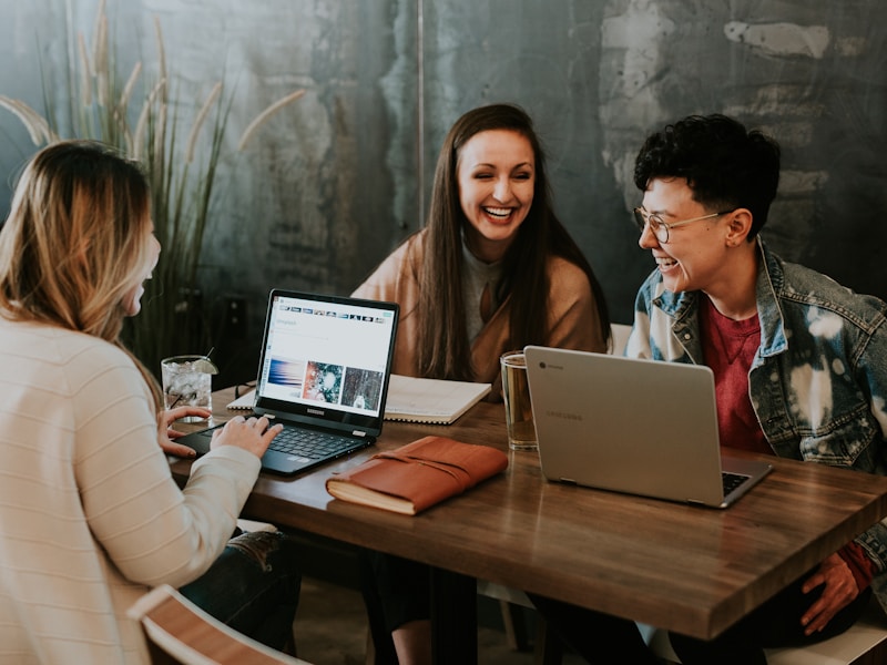 Equipe de consultores SeniorFlow colaborando em análise de dados, governança empresarial e qualidade de dados - senior flow de dados